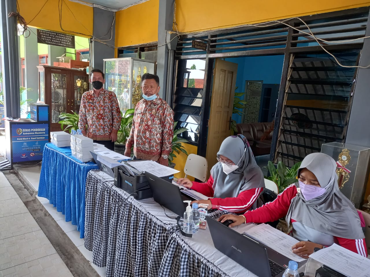 SMPN 1 BANGSAL  MELAKUKAN VAKSINASI KEPADA PARA SISWANYA