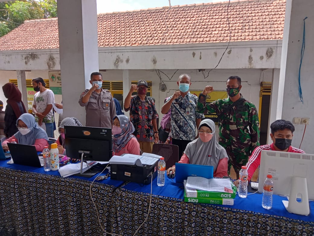 CAMAT BANGSAL BESERTA SATGAS COVID-19 PANTAU LANGSUNG VAKSINASI DI DESA MOJOTAMPING BANGSAL