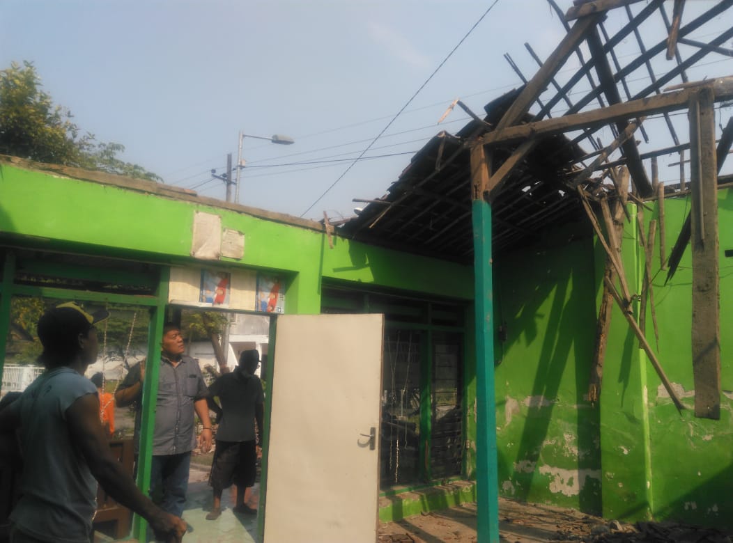 Hujan deras disertai angin kencang merobohkan salah satu rumah warga di desa salen