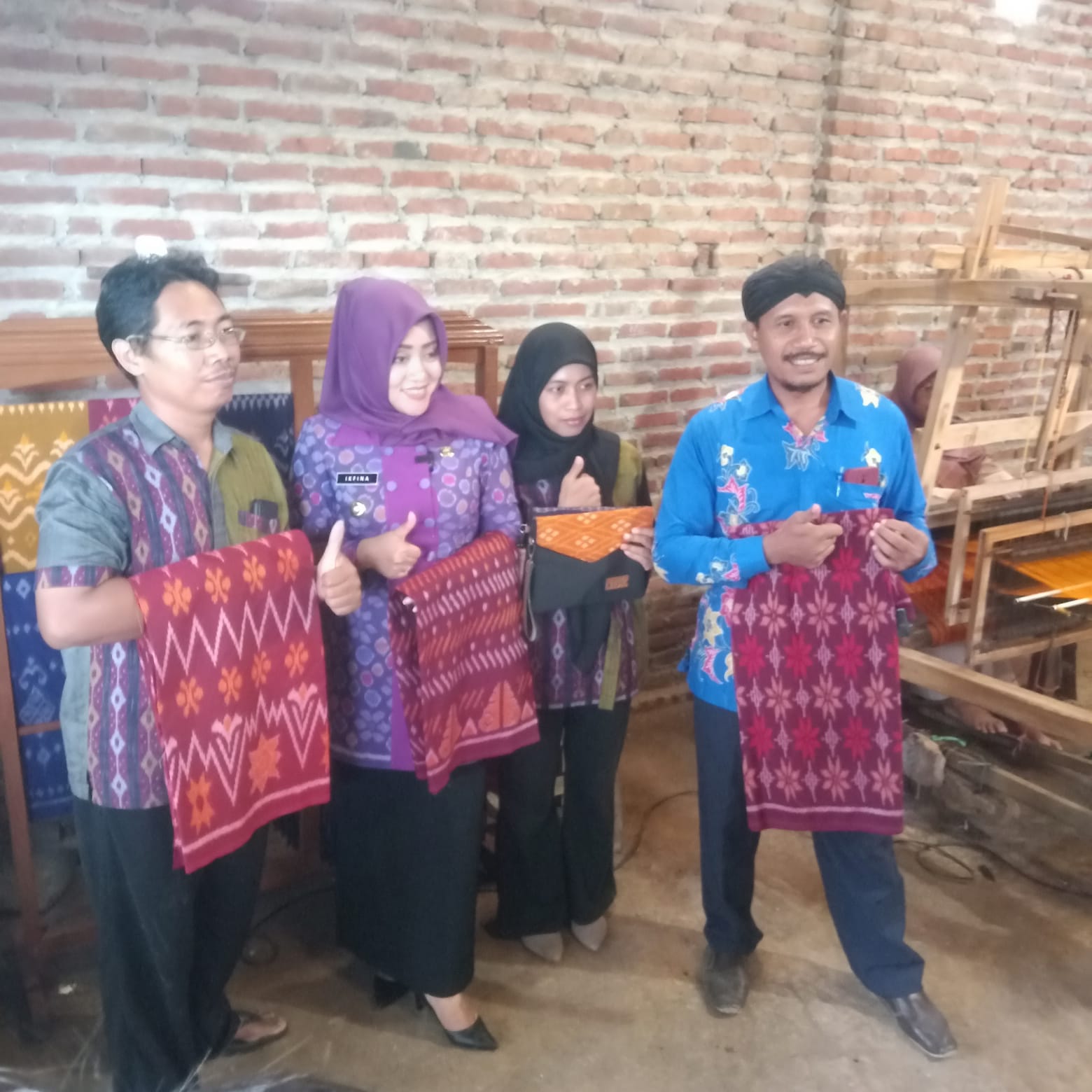 BUPATI MOJOKERTO MENYERAHKAN BANTUAN 2 ALAT TENUN BUKAN MESIN (ATBM) KEPADA USAHA TENUN BANGSAL