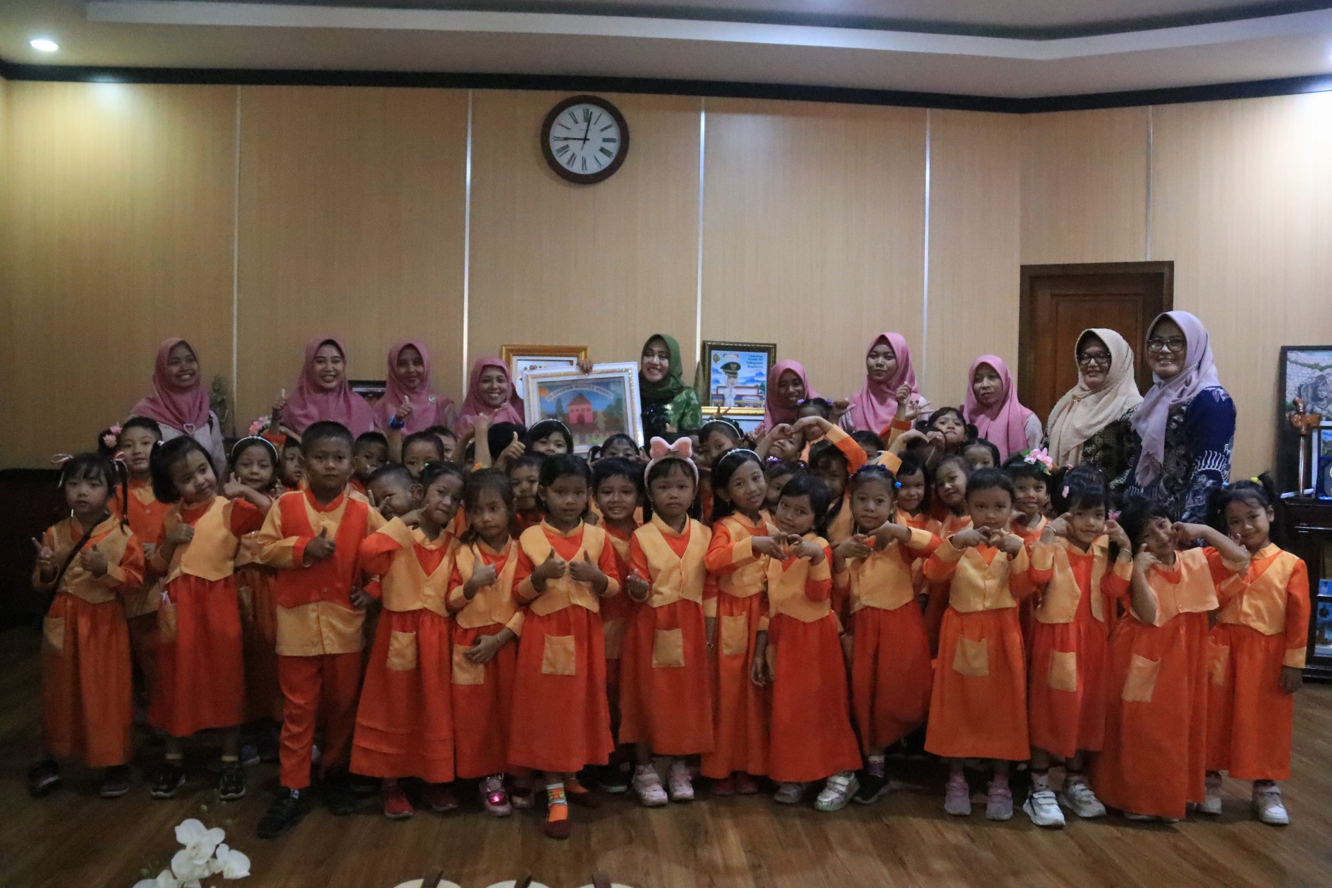 Bupati Mojokerto Kenalkan Profesi Kepala Daerah Pada Siswa TK Dharma Wanita Medali
