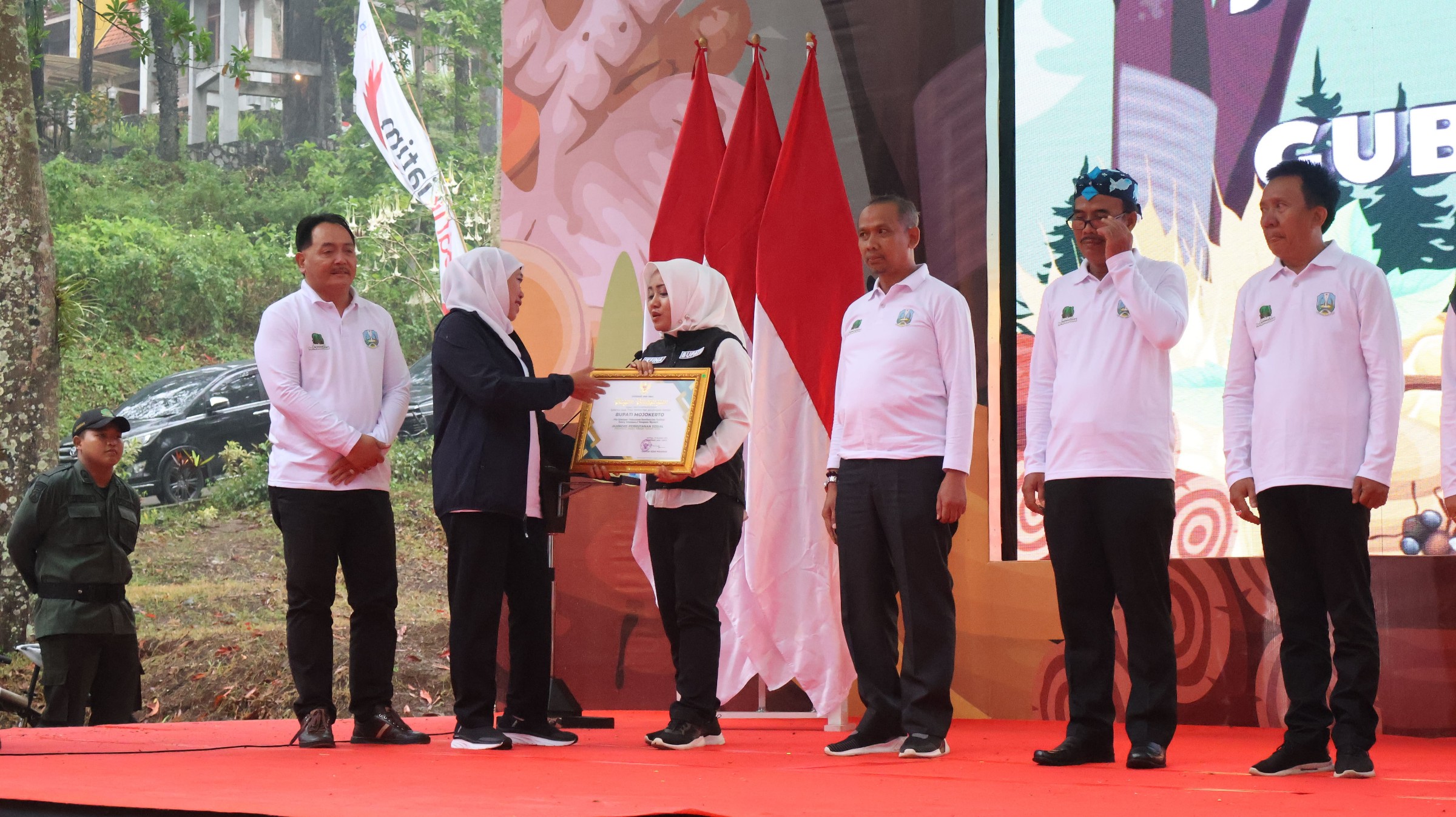 Bupati Mojokerto Sabet Penghargaan Atas Dukungan Pelaksanaan Koordinasi dan Fasilitasi Bidang Kehutanan