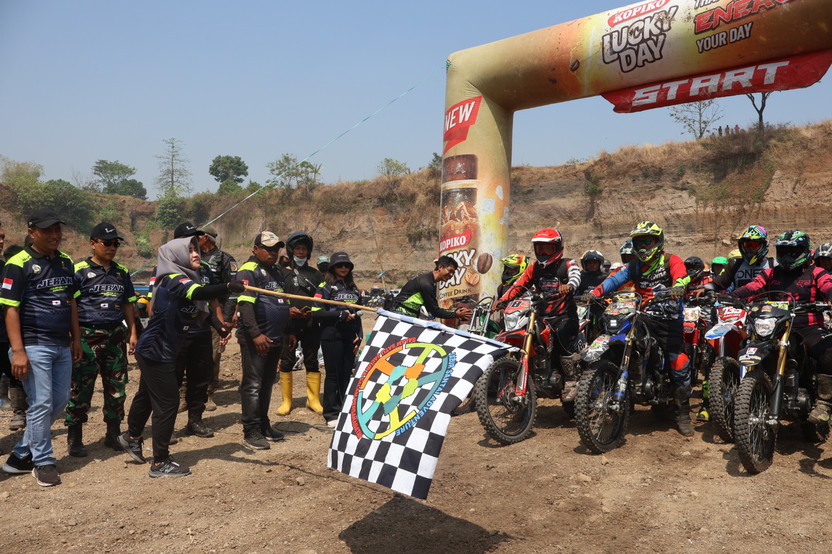 Gelar Baksos untuk Pembangunan Masjid, Bupati Ikfina Apresiasi Komunitas Trail Jalur Santai Adventure