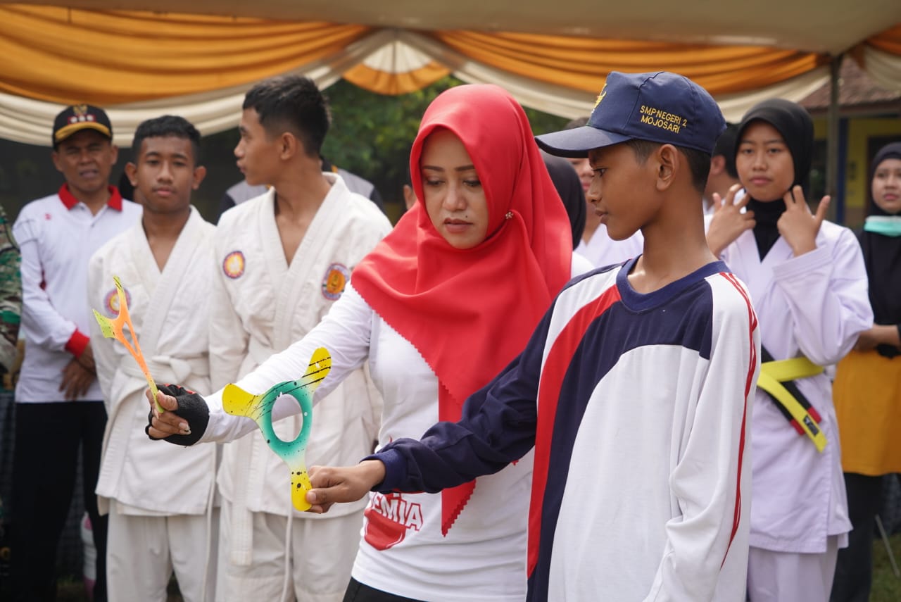 BUPATI MOJOKERTO HADIRI ACARA SENAM DAN MINUM TABLET TAMBAH DARAH REMAJA PUTRI DI SMPN 2 MOJOSARI