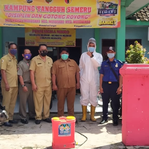 Penyemprotan disinfektan di wilayah Kelurahan Mojosari