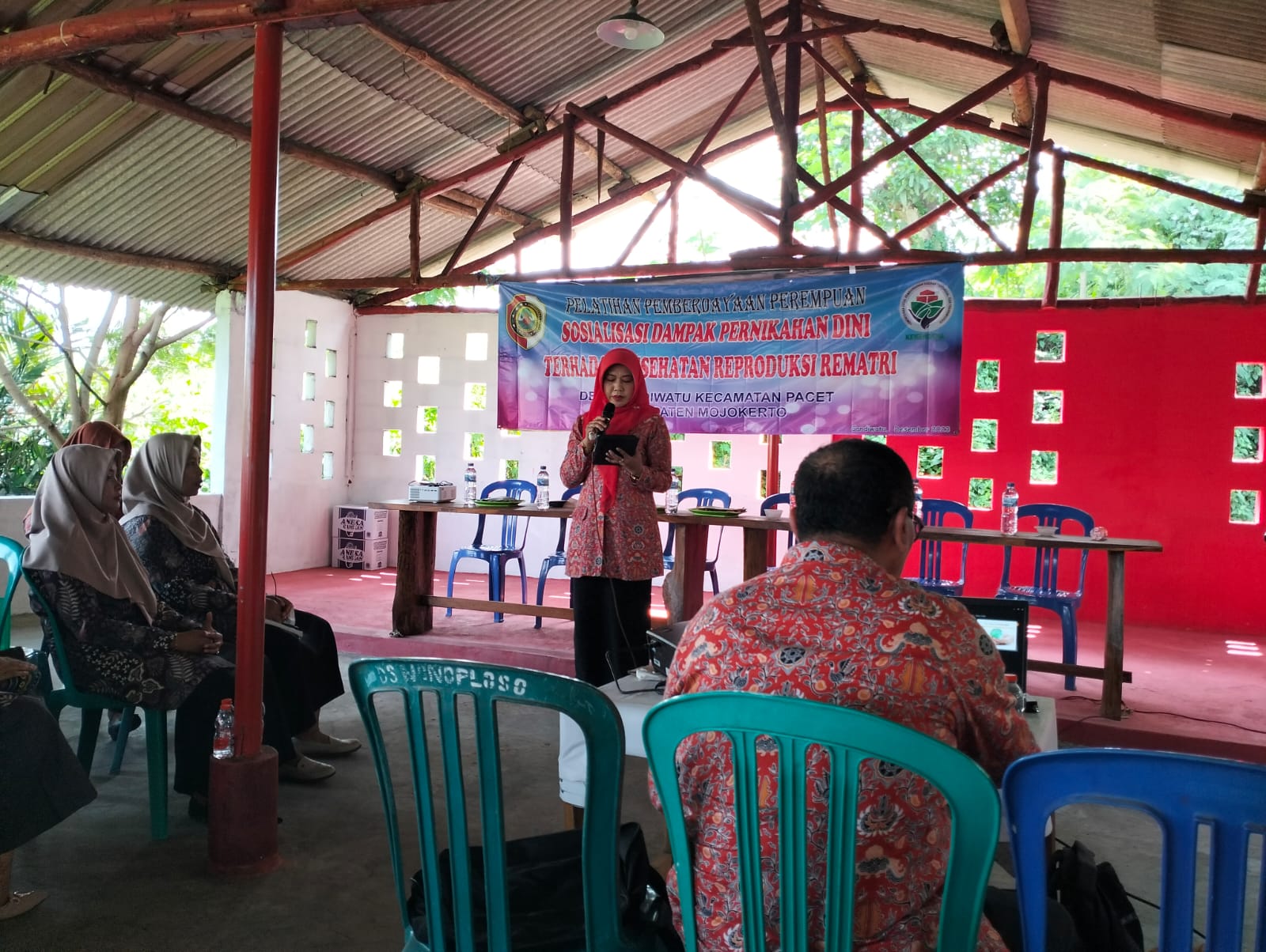 Sosialisasi Dampak Pernikahan Dini Terhadap Kesehatan Reproduksi Rematri di Desa Candiwatu yang disampaikan Oleh Kepala UPTD Puskesmas Pandan
