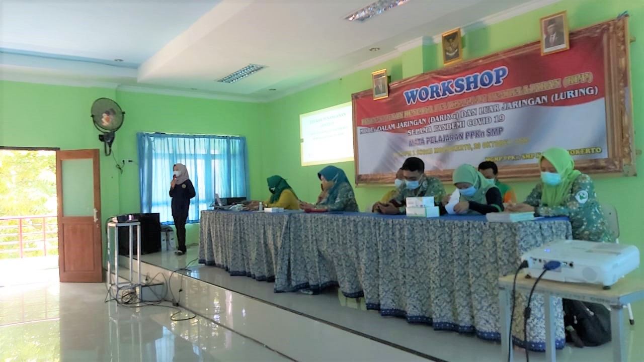 Workshop Pengembangan Rencana Pelaksanaan Pembelajaran (RPP) Model Dalam Jaringan (Daring) dan Luar Jaringan (Luring) Selama Pandemi COVID 19 di SMPN 1 Sooko Kabupaten Mojokerto