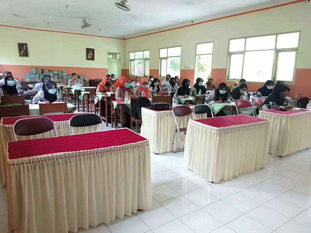Sosialisasi dan edukasi tentang Protokol Kesehatan Covid-19 di sekolah dan upaya pencegahannya kepada semua guru SD se-kecamatan Sooko Kabupaten Mojokerto