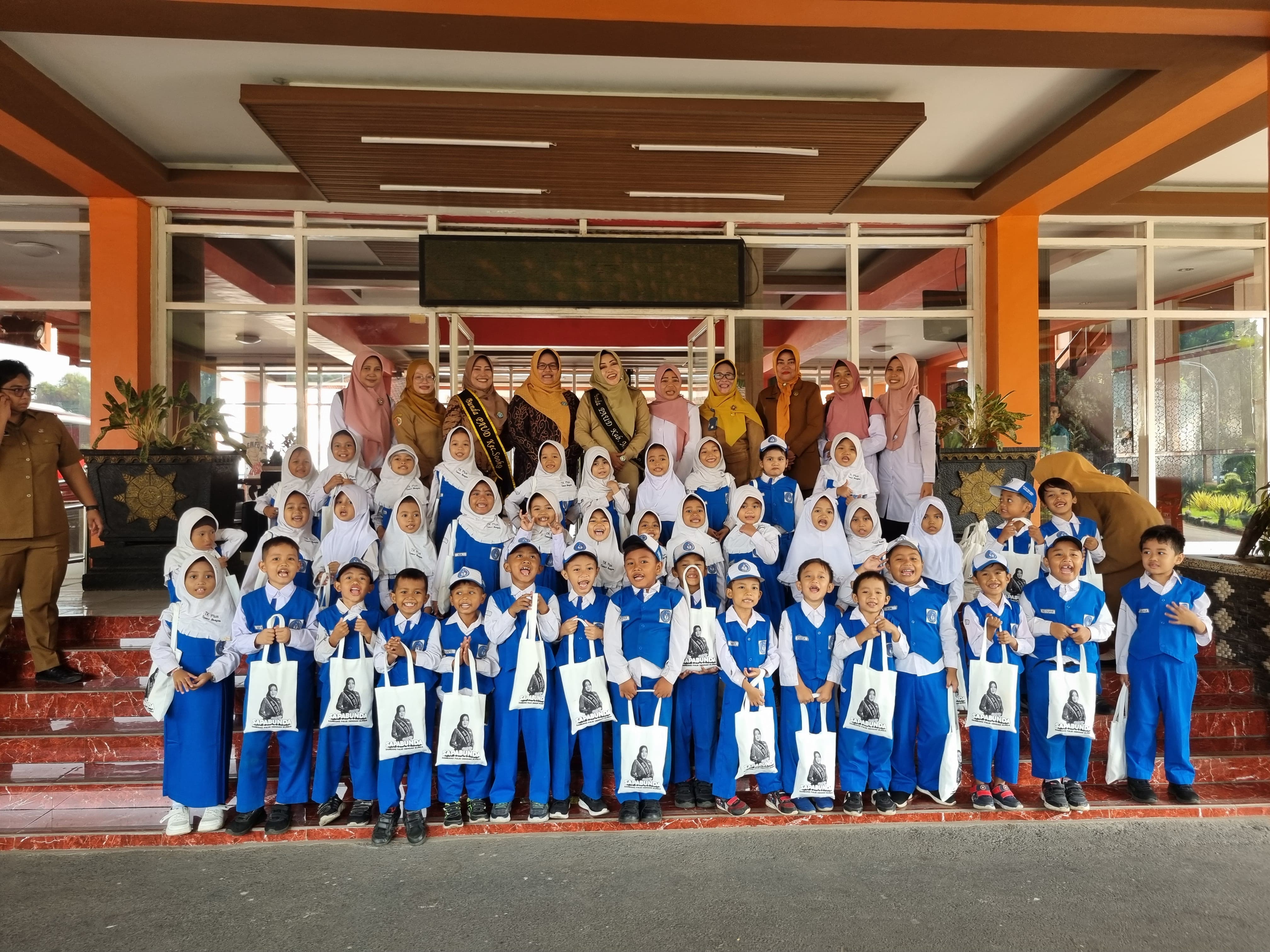 Kunjungan Silaturrahmi Anak Didik TK Plus Tunas Bangsa Kecamatan Sooko kepada Ibu Bupati Mojokerto